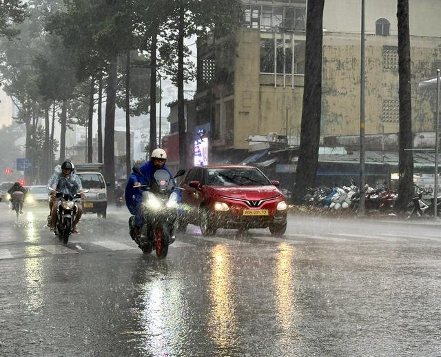 Hôm nay, mưa vàng giải nhiệt khắp nơi, cảnh báo giông sét, mưa đá- Ảnh 1. Hôm nay, mưa vàng giải nhiệt khắp nơi, cảnh báo giông sét, mưa đá- Ảnh 1.