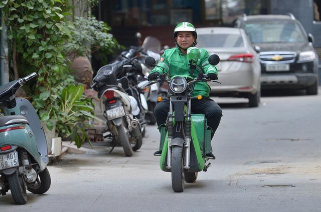 Hết 'gồng' nổi giá xăng, Grab thông báo tăng phụ phí- Ảnh 1. Hết 'gồng' nổi giá xăng, Grab thông báo tăng phụ phí- Ảnh 1.