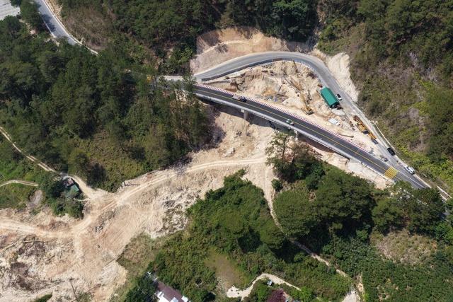 Xe được lưu thông qua cầu cạn đèo Mimosa Đà Lạt, cầu Đại Ninh và Đại Nga  - Ảnh 1.