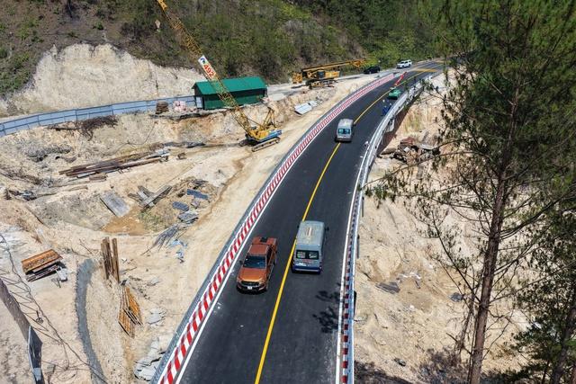Xe được lưu thông qua cầu cạn đèo Mimosa Đà Lạt, cầu Đại Ninh và Đại Nga  - Ảnh 2.