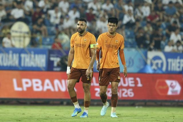 HAGL đang ‘méo mặt’ đua trụ hạng, vẫn tác động mạnh lên cuộc đua vô địch V-League: Tại sao?  - Ảnh 2.