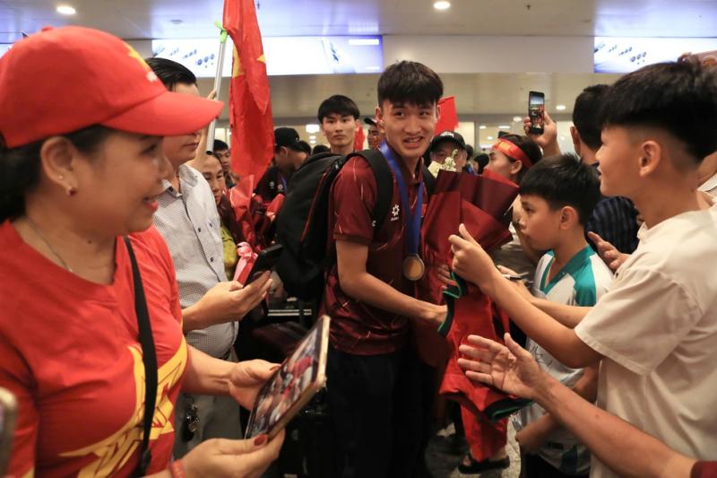 U.17 Việt Nam mang cúp vàng về nước: Không nghỉ ngơi, bắt tay ngay vào chinh phục giải châu Á- Ảnh 7.