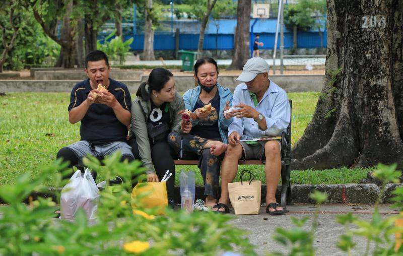 Ngày đầu lễ hội bánh mì ngay trung tâm TP.HCM: Giữa trưa, ùn ùn người đổ về - Ảnh 2.