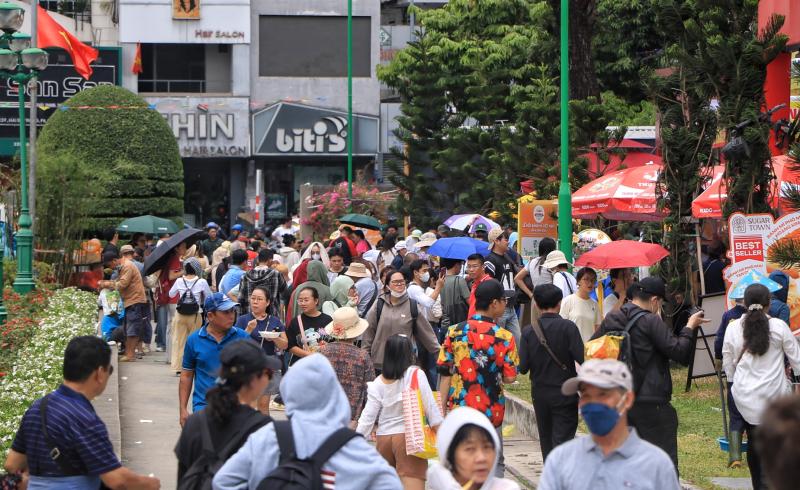 Ngày đầu lễ hội bánh mì ngay trung tâm TP.HCM: Giữa trưa, ùn ùn người đổ về - Ảnh 1.