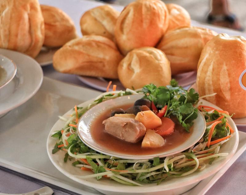 Ngày đầu lễ hội bánh mì ngay trung tâm TP.HCM: Giữa trưa, ùn ùn người đổ về - Ảnh 12.