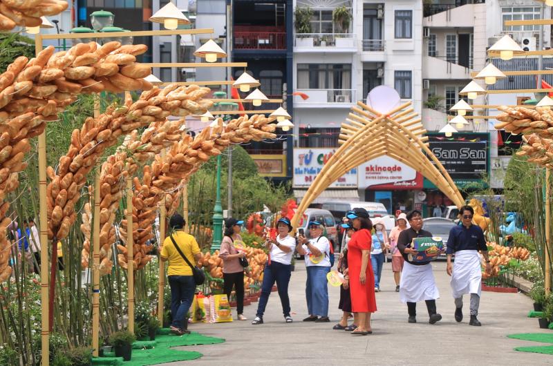 Ngày đầu lễ hội bánh mì ngay trung tâm TP.HCM: Giữa trưa, ùn ùn người đổ về - Ảnh 10.