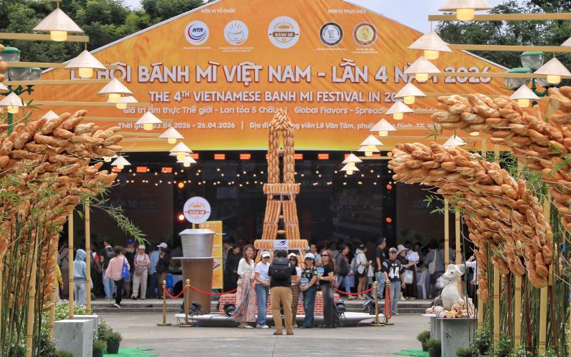 Ngày đầu lễ hội bánh mì ngay trung tâm TP.HCM: Giữa trưa, ùn ùn người đổ về - Ảnh 9.