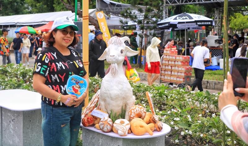 Ngày đầu lễ hội bánh mì ngay trung tâm TP.HCM: Giữa trưa, ùn ùn người đổ về - Ảnh 8.