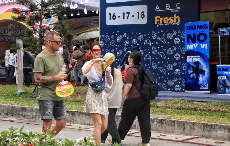 Ngày đầu lễ hội bánh mì ngay trung tâm TP.HCM: Giữa trưa, ùn ùn người đổ về - Ảnh 7.