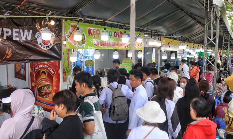 Ngày đầu lễ hội bánh mì ngay trung tâm TP.HCM: Giữa trưa, ùn ùn người đổ về - Ảnh 3.