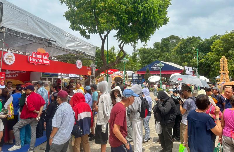 Ngày đầu lễ hội bánh mì ngay trung tâm TP.HCM: Giữa trưa, ùn ùn người đổ về - Ảnh 4.