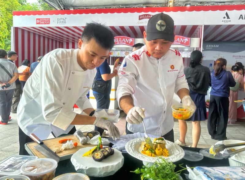 Ngày đầu lễ hội bánh mì ngay trung tâm TP.HCM: Giữa trưa, ùn ùn người đổ về - Ảnh 11.