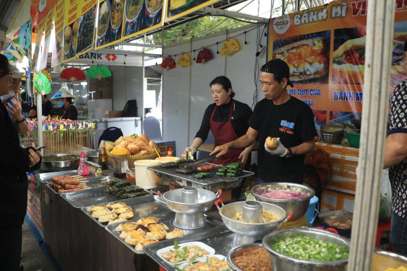 Ngày đầu lễ hội bánh mì ngay trung tâm TP.HCM: Giữa trưa, ùn ùn người đổ về - Ảnh 13.