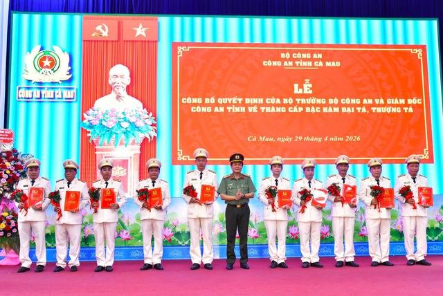 114 sĩ quan Công an Cà Mau được thăng cấp hàm - Ảnh 1.