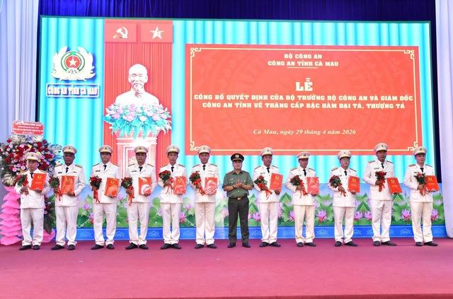 114 sĩ quan Công an Cà Mau được thăng cấp hàm - Ảnh 2.