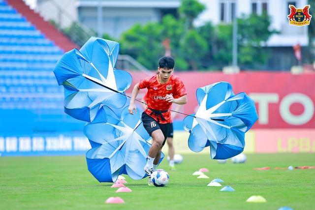 Trợ lý cũ của HLV Park Hang-seo xuất hiện ở CLB Ninh Bình, ông Vũ Tiến Thành đi đâu?- Ảnh 5.