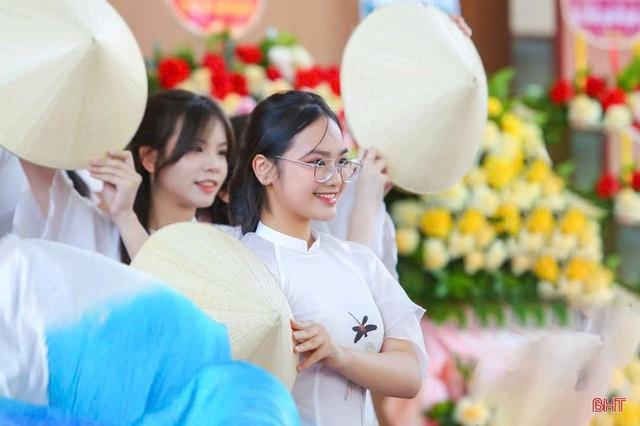 Nữ sinh Hà Tĩnh gây 'sốt' mạng xã hội với bài phát biểu đầy khí chất- Ảnh 4. Nữ sinh Hà Tĩnh gây 'sốt' mạng xã hội với bài phát biểu đầy khí chất- Ảnh 4.