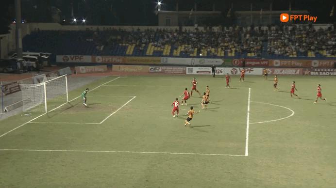 Sao U.23 Việt Nam ghi bàn quý hơn vàng, Thanh Hóa quật ngã PVF-CAND: Sắp trụ hạng thành công! - Ảnh 3. Sao U.23 Việt Nam ghi bàn quý hơn vàng, Thanh Hóa quật ngã PVF-CAND: Sắp trụ hạng thành công! - Ảnh 3.
