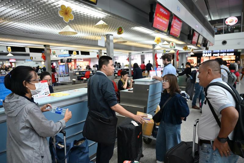Vé máy bay, tàu xe lễ 'nóng' hầm hập- Ảnh 2. Vé máy bay, tàu xe lễ 'nóng' hầm hập- Ảnh 2.
