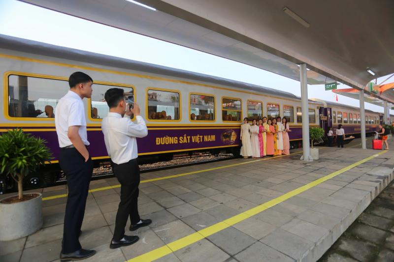 Vé máy bay, tàu xe lễ 'nóng' hầm hập- Ảnh 3. Vé máy bay, tàu xe lễ 'nóng' hầm hập- Ảnh 3.