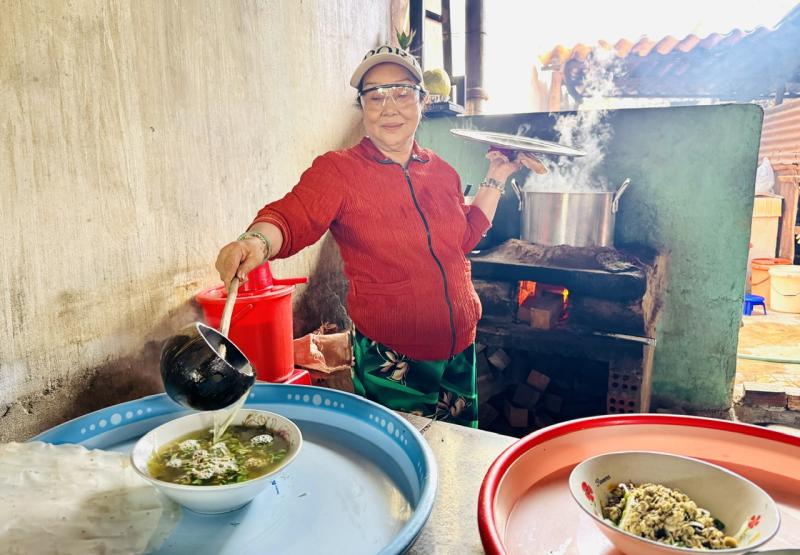 Mưu sinh trên sông Trà: Săn “lộc trời” dưới cát - Ảnh 3. Mưu sinh trên sông Trà: Săn “lộc trời” dưới cát - Ảnh 3.