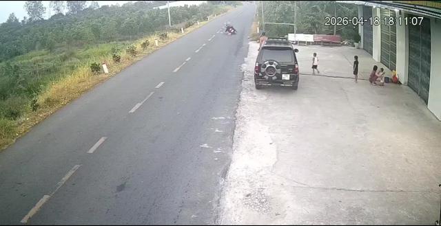 Bé 5 tuổi đá bóng lăn ra đường làm người đàn ông 50 tuổi ngã tử vong- Ảnh 1. Bé 5 tuổi đá bóng lăn ra đường làm người đàn ông 50 tuổi ngã tử vong- Ảnh 1.