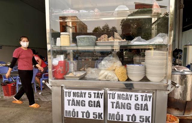 40.000 đồng/suất cơm không đủ no: Công nhân chật vật, doanh nghiệp lỗ 100 triệu đồng/tháng- Ảnh 1. 40.000 đồng/suất cơm không đủ no: Công nhân chật vật, doanh nghiệp lỗ 100 triệu đồng/tháng- Ảnh 1.