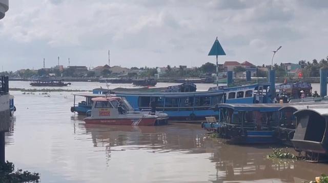 Hai người rơi xuống sông mất tích sau tiệc sinh nhật trên tàu du lịch - Ảnh 1.
