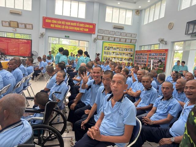 Công an TP.HCM trao 99 thẻ căn cước cho những người từng 'vô danh'- Ảnh 1.