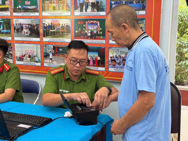 Công an TP.HCM trao 99 thẻ căn cước cho những người từng 'vô danh'- Ảnh 3.