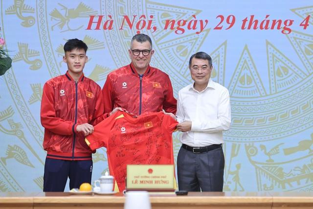 Thủ tướng Lê Minh Hưng gặp mặt, chúc mừng U.17 Việt Nam: ‘Mong đội giành những chiến thắng lớn hơn’- Ảnh 4. Thủ tướng Lê Minh Hưng gặp mặt, chúc mừng U.17 Việt Nam: ‘Mong đội giành những chiến thắng lớn hơn’- Ảnh 4.