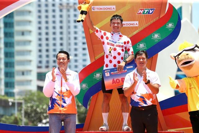 Cua rơ Việt Nam gây sốc, vượt ngoại binh để giữ danh hiệu vua leo núi- Ảnh 2. Cua rơ Việt Nam gây sốc, vượt ngoại binh để giữ danh hiệu vua leo núi- Ảnh 2.