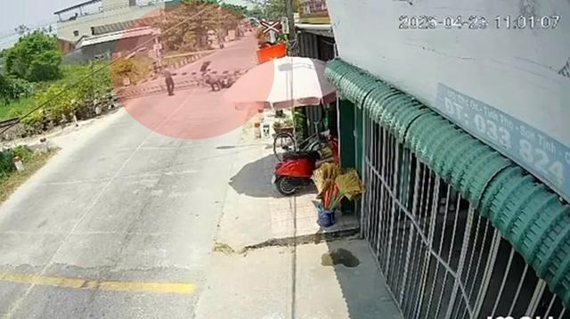 Liều lĩnh lái xe máy tông gãy gác chắn đường sắt khi tàu đang tới - Ảnh 1. Liều lĩnh lái xe máy tông gãy gác chắn đường sắt khi tàu đang tới - Ảnh 1.