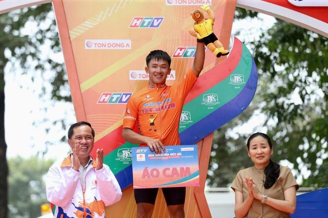 Tay đua Thụy Sĩ solo ấn tượng, giành chiến thắng chặng Cúp xe đạp truyền hình- Ảnh 4. Tay đua Thụy Sĩ solo ấn tượng, giành chiến thắng chặng Cúp xe đạp truyền hình- Ảnh 4.