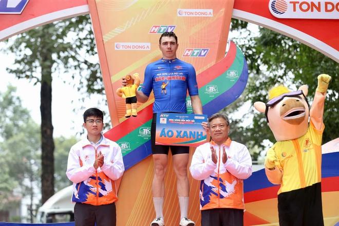 Tay đua Thụy Sĩ solo ấn tượng, giành chiến thắng chặng Cúp xe đạp truyền hình- Ảnh 3. Tay đua Thụy Sĩ solo ấn tượng, giành chiến thắng chặng Cúp xe đạp truyền hình- Ảnh 3.