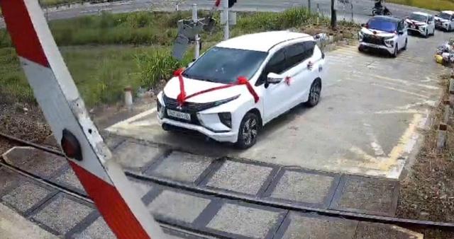 ‘Liều mình’ vượt đèn đỏ băng qua đường sắt, tài xế xe đám cưới bị phạt nặng- Ảnh 1. ‘Liều mình’ vượt đèn đỏ băng qua đường sắt, tài xế xe đám cưới bị phạt nặng- Ảnh 1.