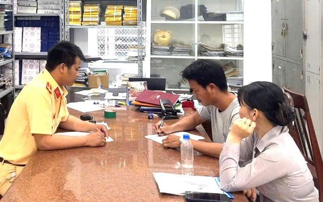 ‘Liều mình’ vượt đèn đỏ băng qua đường sắt, tài xế xe đám cưới bị phạt nặng- Ảnh 2. ‘Liều mình’ vượt đèn đỏ băng qua đường sắt, tài xế xe đám cưới bị phạt nặng- Ảnh 2.