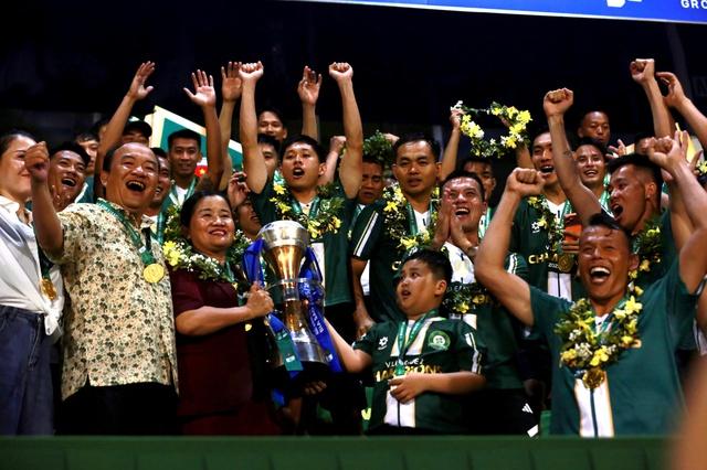 Trường Tươi Đồng Nai nhận cúp vô địch ngọt ngào, bầu Sơn xúc động ôm chặt những người hùng- Ảnh 8. Trường Tươi Đồng Nai nhận cúp vô địch ngọt ngào, bầu Sơn xúc động ôm chặt những người hùng- Ảnh 8.