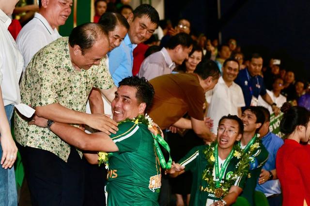 Trường Tươi Đồng Nai nhận cúp vô địch ngọt ngào, bầu Sơn xúc động ôm chặt những người hùng- Ảnh 1. Trường Tươi Đồng Nai nhận cúp vô địch ngọt ngào, bầu Sơn xúc động ôm chặt những người hùng- Ảnh 1.