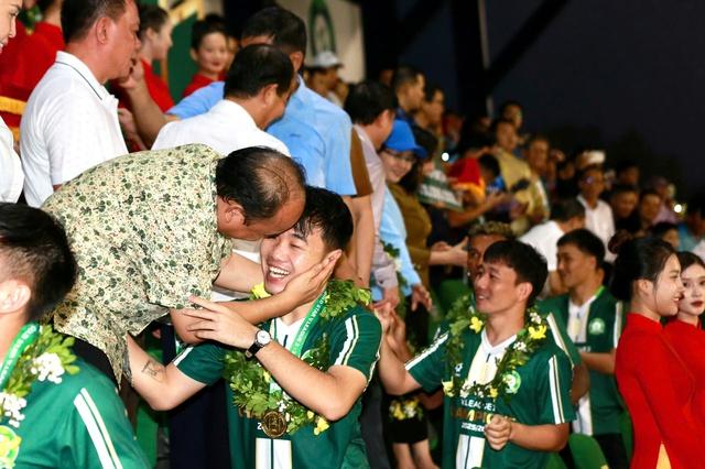 Trường Tươi Đồng Nai nhận cúp vô địch ngọt ngào, bầu Sơn xúc động ôm chặt những người hùng- Ảnh 9. Trường Tươi Đồng Nai nhận cúp vô địch ngọt ngào, bầu Sơn xúc động ôm chặt những người hùng- Ảnh 9.