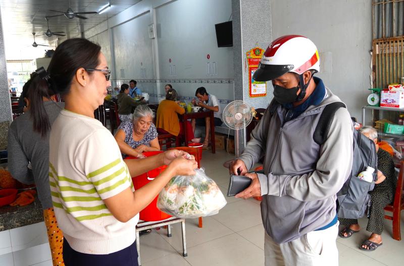 Quán bún nước lèo chỉ bán tôm đất suốt 40 năm vẫn hút khách Cà Mau - Ảnh 10.