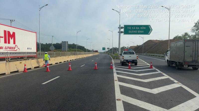 Hôm nay phân luồng cao tốc Vũng Áng - Bùng để lắp hệ thống giám sát- Ảnh 1.
