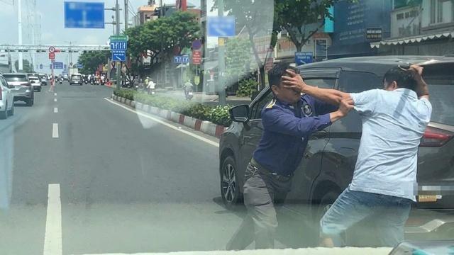 TP.HCM: Hai tài xế đánh nhau trong làn ô tô đường Phạm Văn Đồng- Ảnh 1.