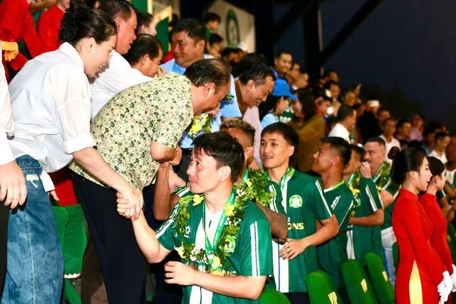 Trường Tươi Đồng Nai nhận cúp vô địch ngọt ngào, bầu Sơn xúc động ôm chặt những người hùng- Ảnh 7. Trường Tươi Đồng Nai nhận cúp vô địch ngọt ngào, bầu Sơn xúc động ôm chặt những người hùng- Ảnh 7.
