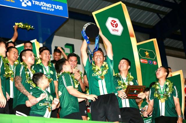 Trường Tươi Đồng Nai nhận cúp vô địch ngọt ngào, bầu Sơn xúc động ôm chặt những người hùng- Ảnh 6. Trường Tươi Đồng Nai nhận cúp vô địch ngọt ngào, bầu Sơn xúc động ôm chặt những người hùng- Ảnh 6.