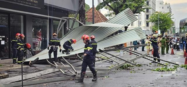 TP.HCM mưa lớn chiều 17.5: Gió cuốn bay mảng tôn nặng hàng tấn xuống đường- Ảnh 1. TP.HCM mưa lớn chiều 17.5: Gió cuốn bay mảng tôn nặng hàng tấn xuống đường- Ảnh 1.