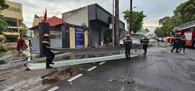 TP.HCM mưa lớn chiều 17.5: Gió cuốn bay mảng tôn nặng hàng tấn xuống đường- Ảnh 2. TP.HCM mưa lớn chiều 17.5: Gió cuốn bay mảng tôn nặng hàng tấn xuống đường- Ảnh 2.