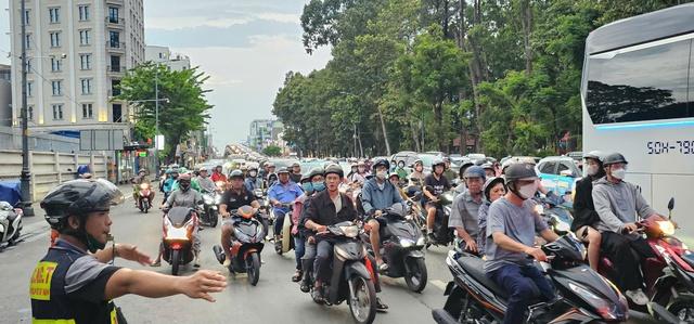 TP.HCM mưa lớn chiều 17.5: Gió cuốn bay mảng tôn nặng hàng tấn xuống đường- Ảnh 4. TP.HCM mưa lớn chiều 17.5: Gió cuốn bay mảng tôn nặng hàng tấn xuống đường- Ảnh 4.