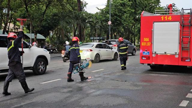 TP.HCM mưa lớn chiều 17.5: Gió cuốn bay mảng tôn nặng hàng tấn xuống đường- Ảnh 5. TP.HCM mưa lớn chiều 17.5: Gió cuốn bay mảng tôn nặng hàng tấn xuống đường- Ảnh 5.