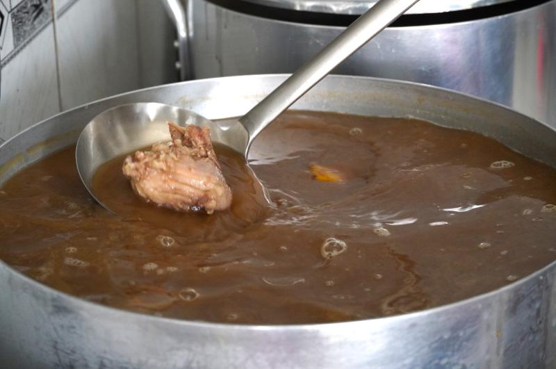 Quán bún nước lèo chỉ bán tôm đất suốt 40 năm vẫn hút khách Cà Mau - Ảnh 3.